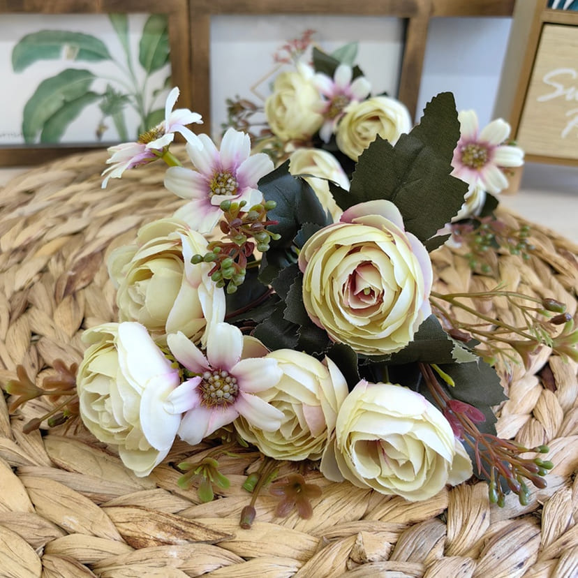 Искусственные цветы в Севастополе | Цветы искусственные «Камелии с мелкоцветом», сиренево-молочные, букет