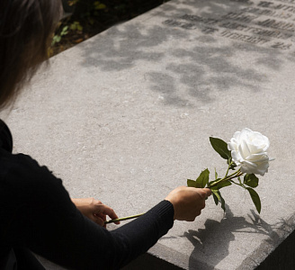 Слова на памятник женщине. Красивые эпитафии